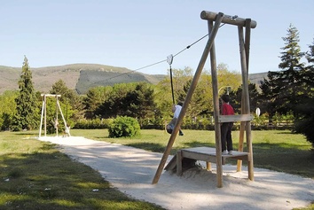 13 - Installer une tyrolienne pour enfants dans un parc de la ville 
